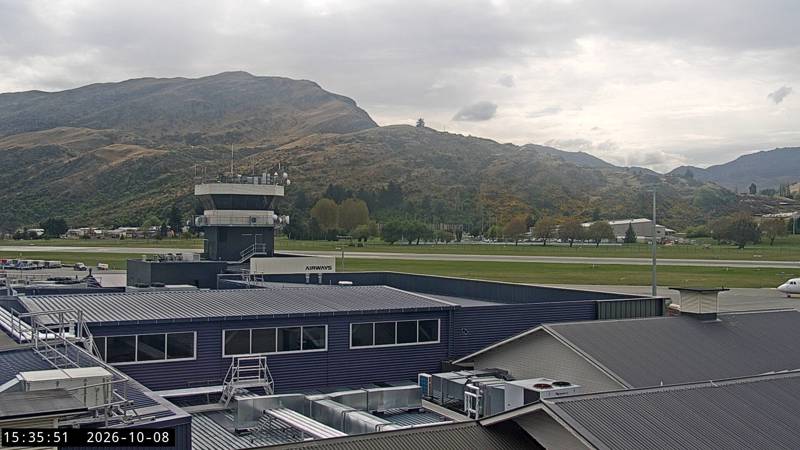 Runway 05 Threshold, Whakatipu Waimāori (Lake Wakatipu)